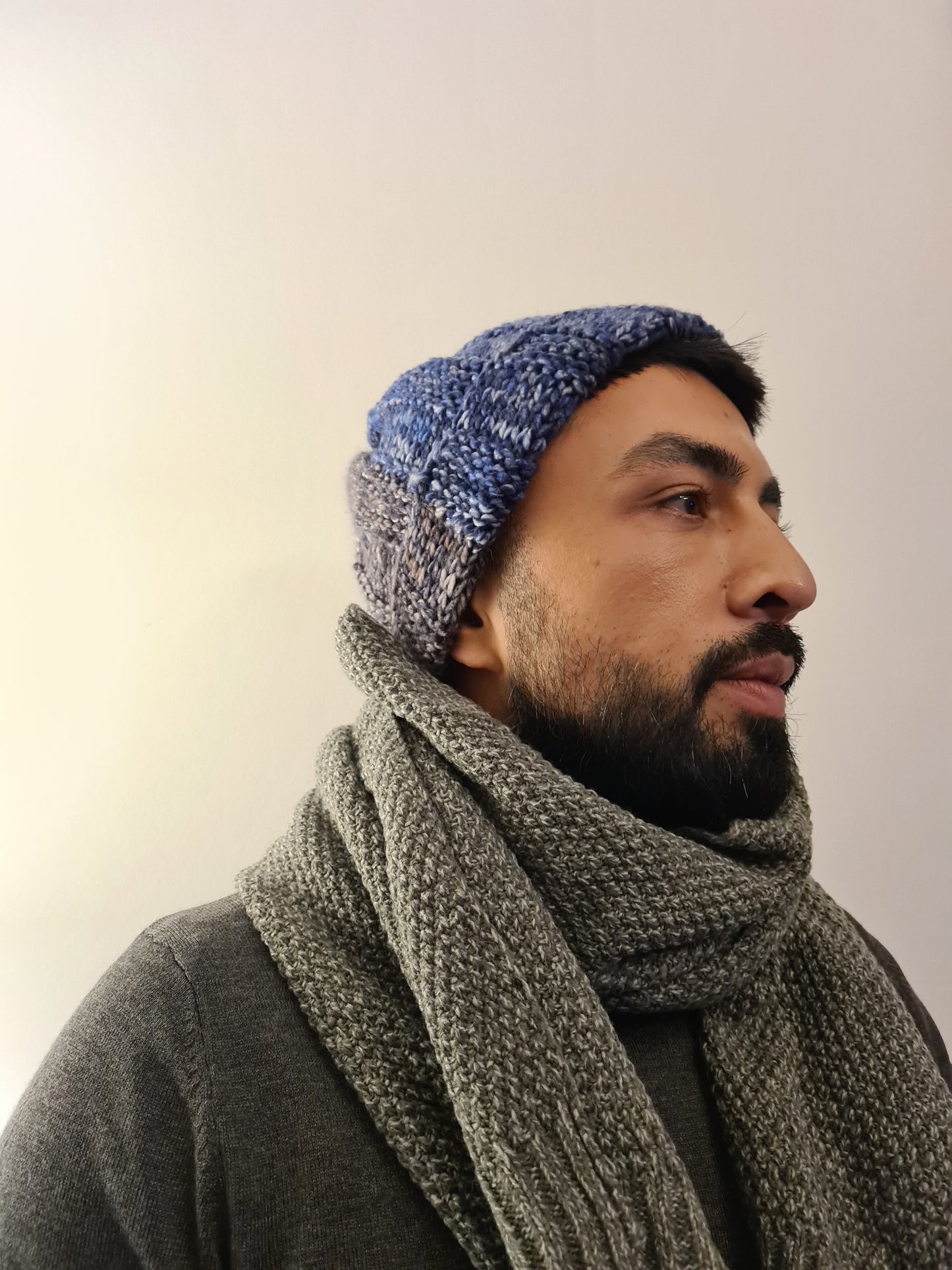Handgestrickte Merino-Mütze in Jeansgrau und Grau – Eine Hommage an starke Unterstützung und Individualität. - AyWool
