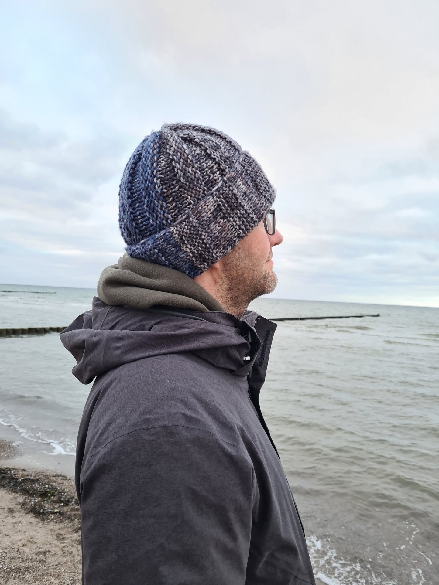Handgestrickte Merino-Mütze in Jeansgrau und Grau – Eine Hommage an starke Unterstützung und Individualität. - AyWool