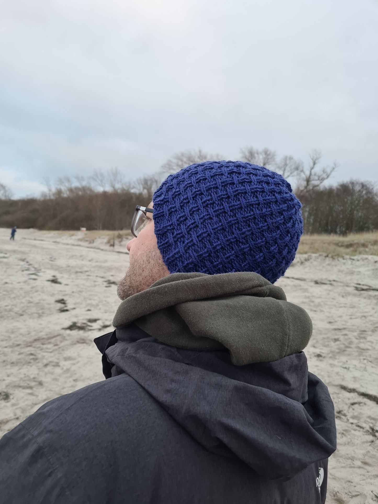 Handgestrickte blaue Biowollmütze mit Kreuzmuster - AyWool