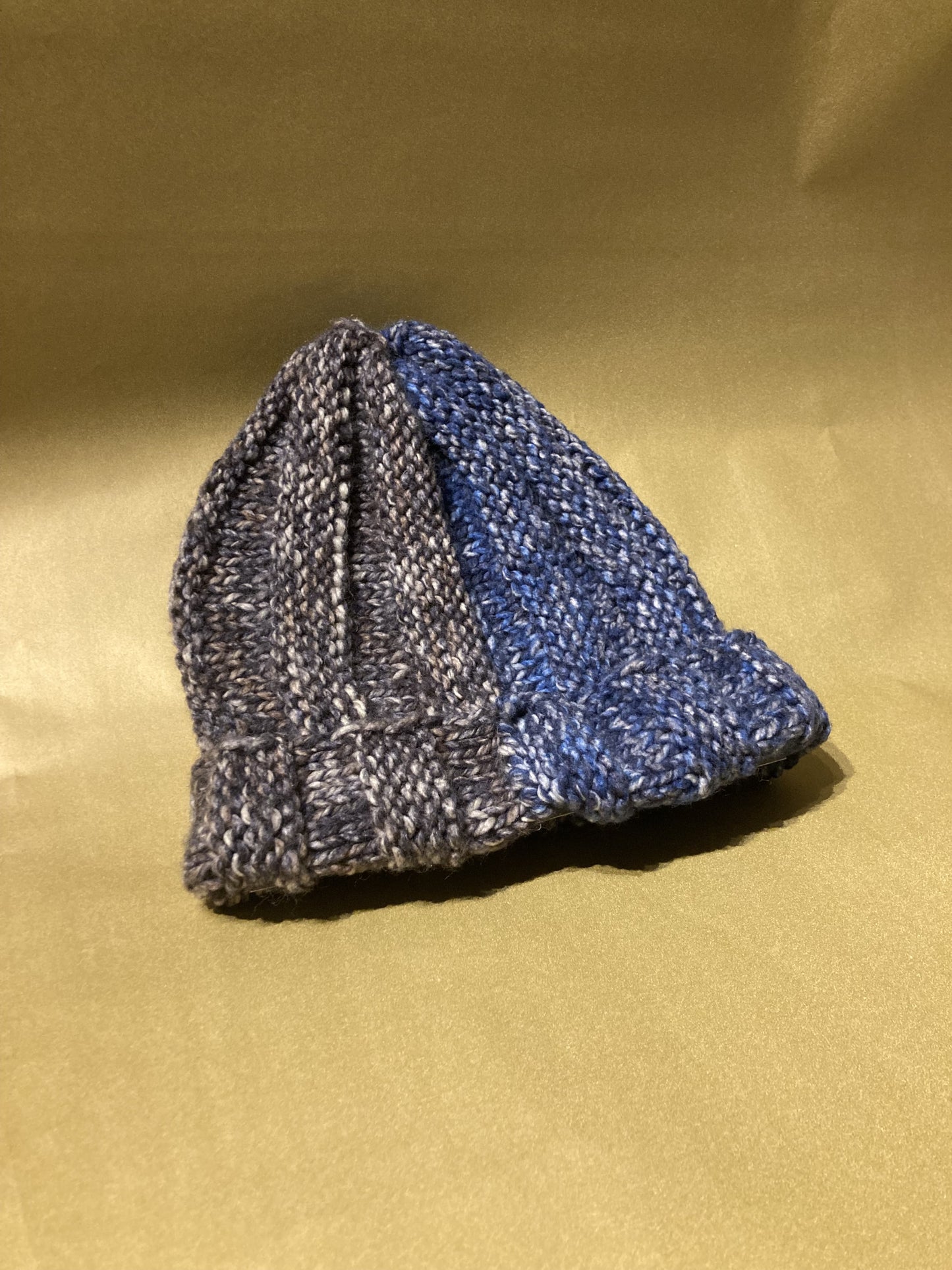 Handgestrickte Merino-Mütze in Jeansgrau und Grau – Eine Hommage an starke Unterstützung und Individualität. - AyWool
