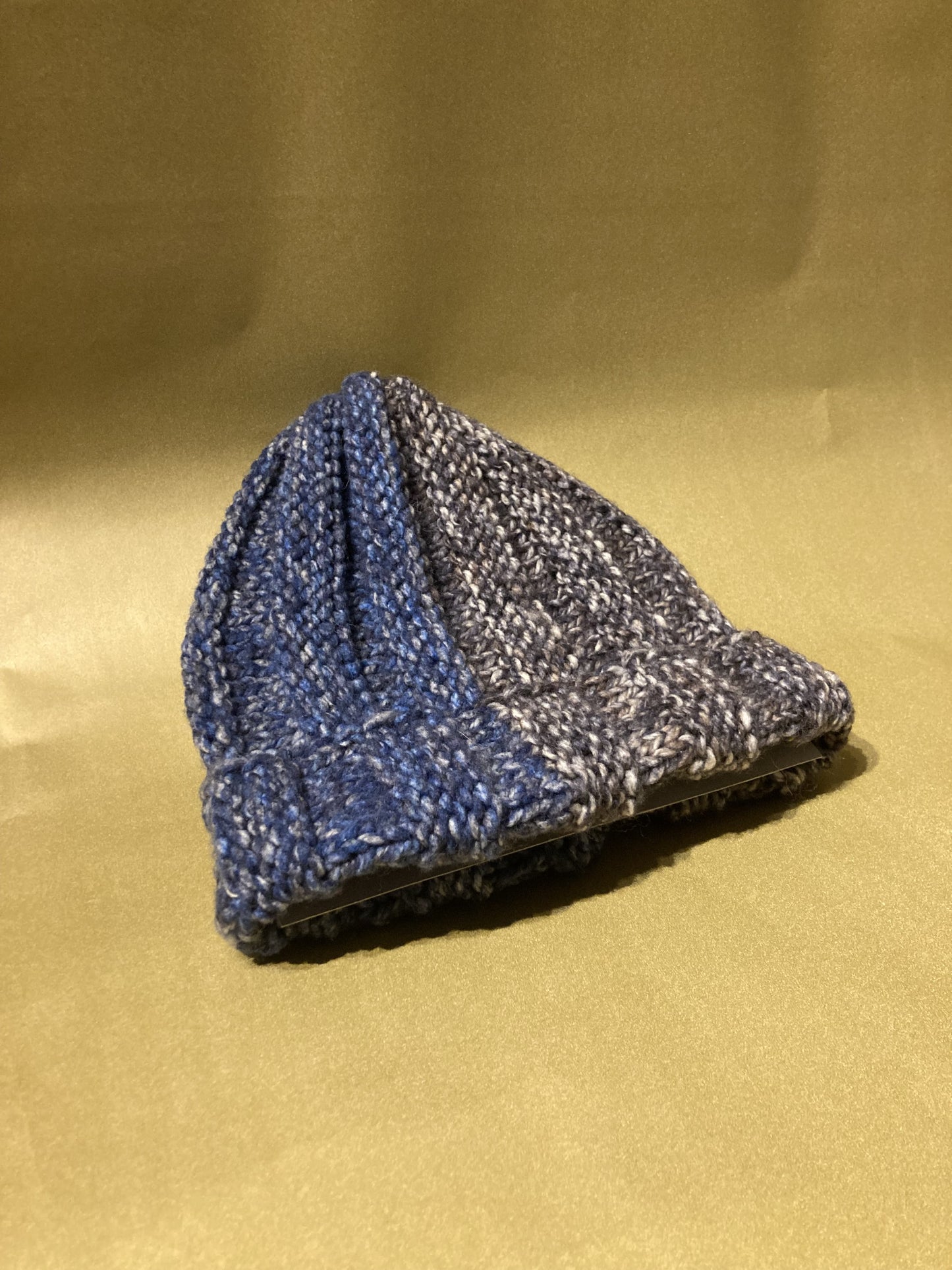 Handgestrickte Merino-Mütze in Jeansgrau und Grau – Eine Hommage an starke Unterstützung und Individualität. - AyWool