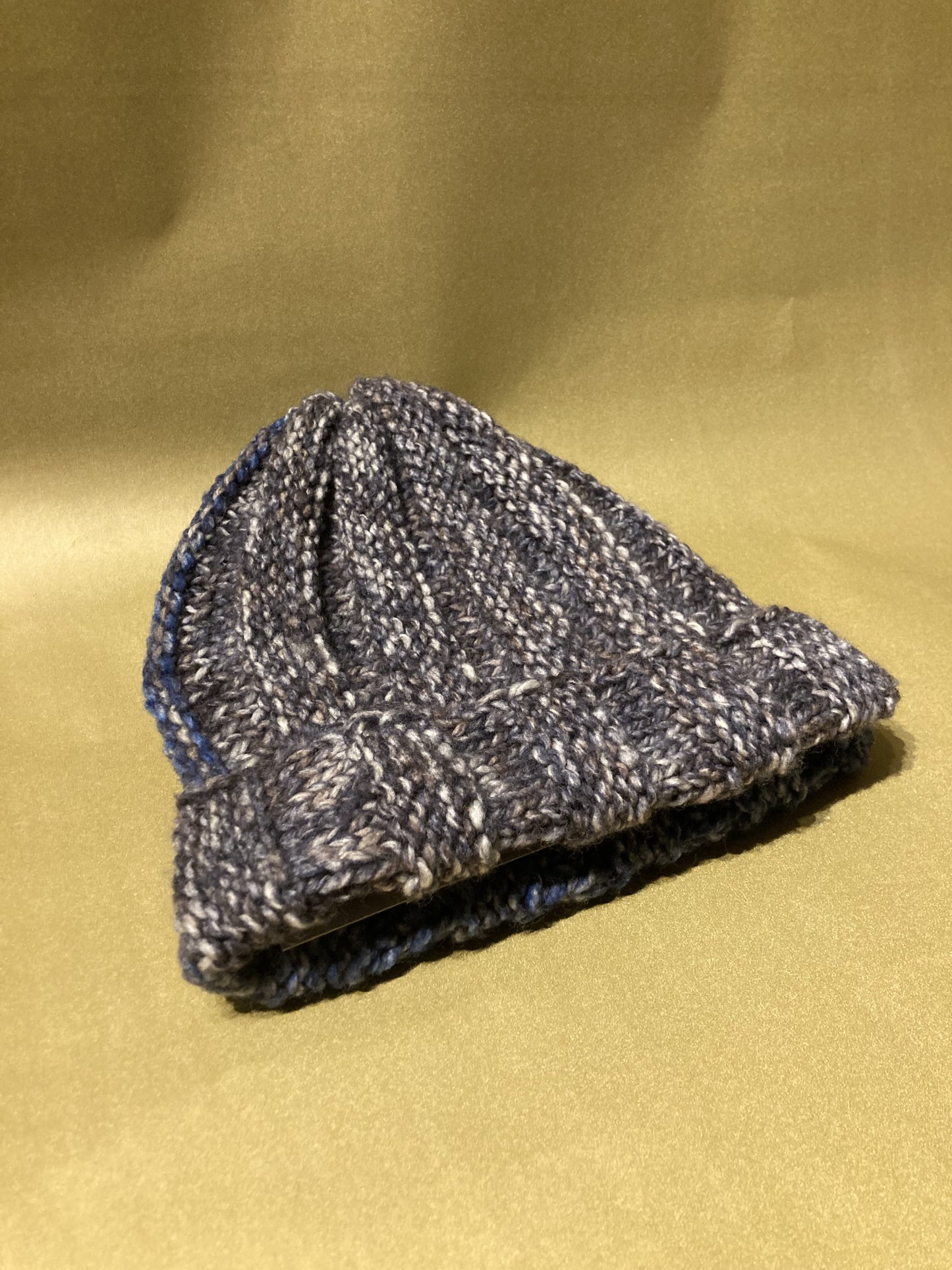 Handgestrickte Merino-Mütze in Jeansgrau und Grau – Eine Hommage an starke Unterstützung und Individualität. - AyWool