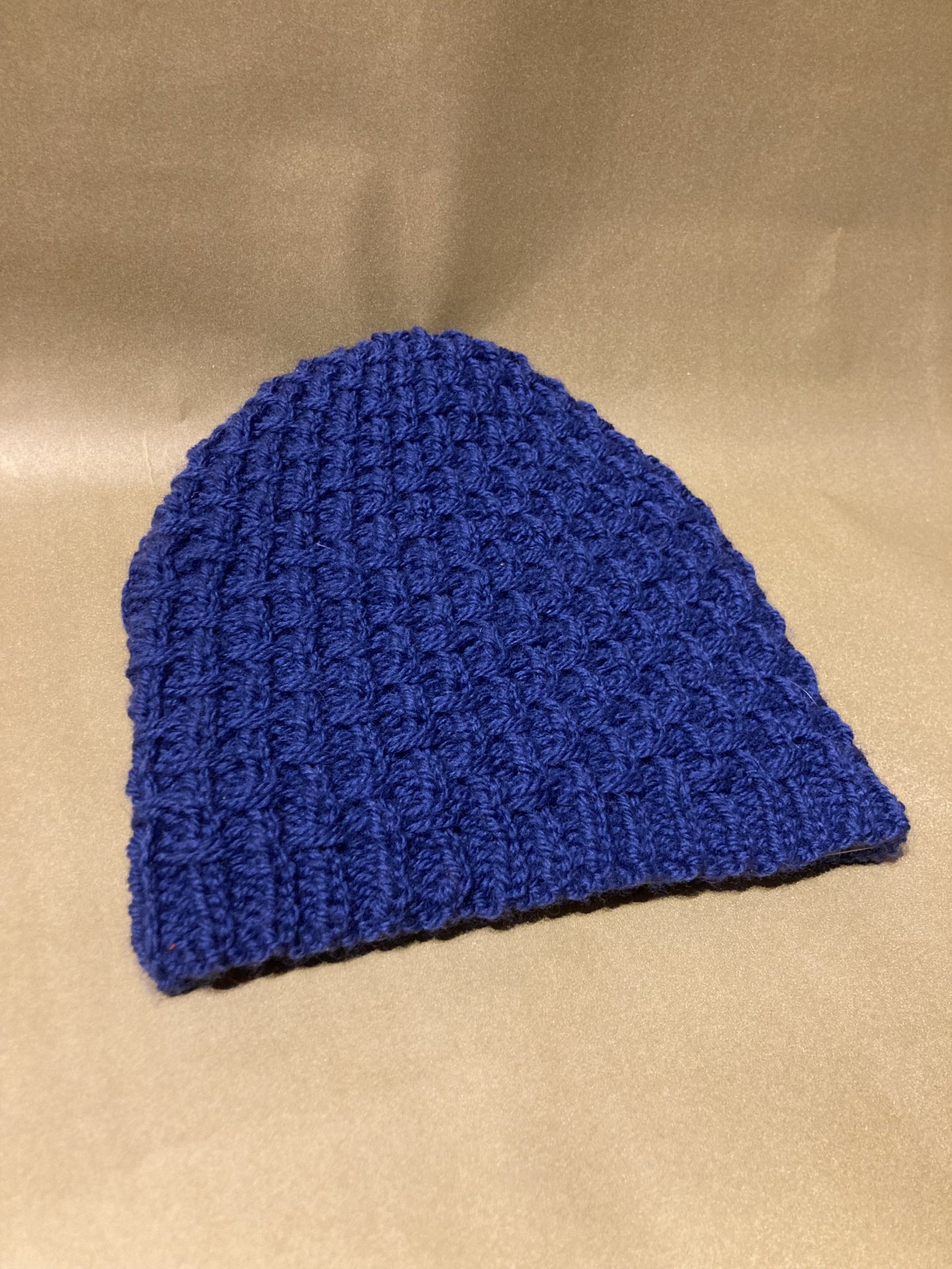 Handgestrickte blaue Biowollmütze mit Kreuzmuster - AyWool