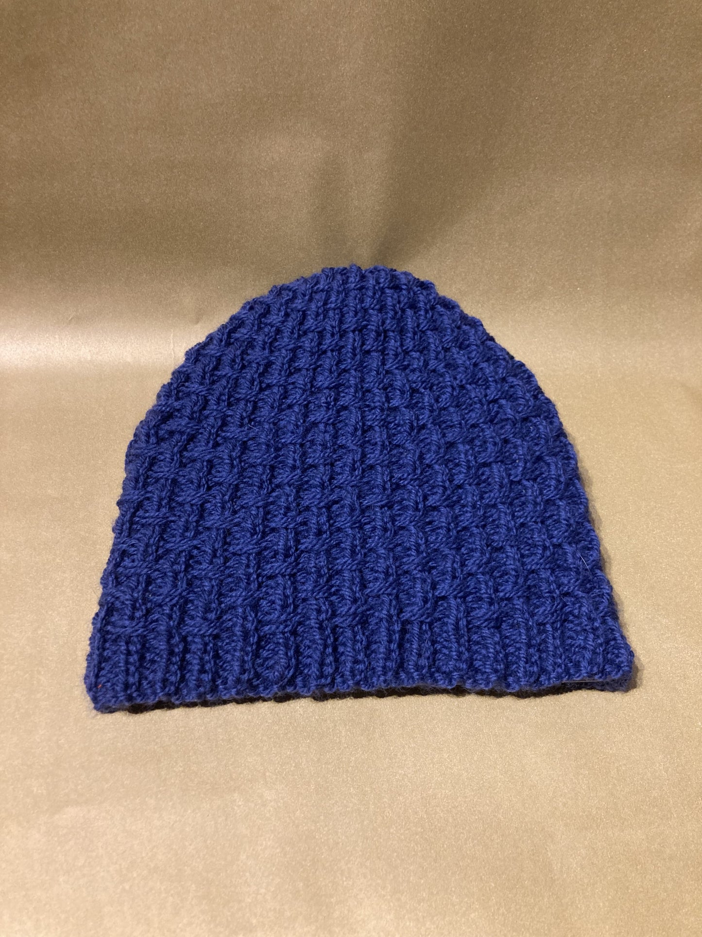 Handgestrickte blaue Biowollmütze mit Kreuzmuster - AyWool
