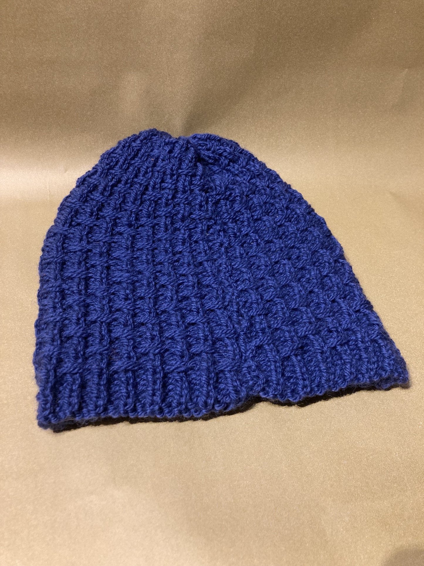 Handgestrickte blaue Biowollmütze mit Kreuzmuster - AyWool