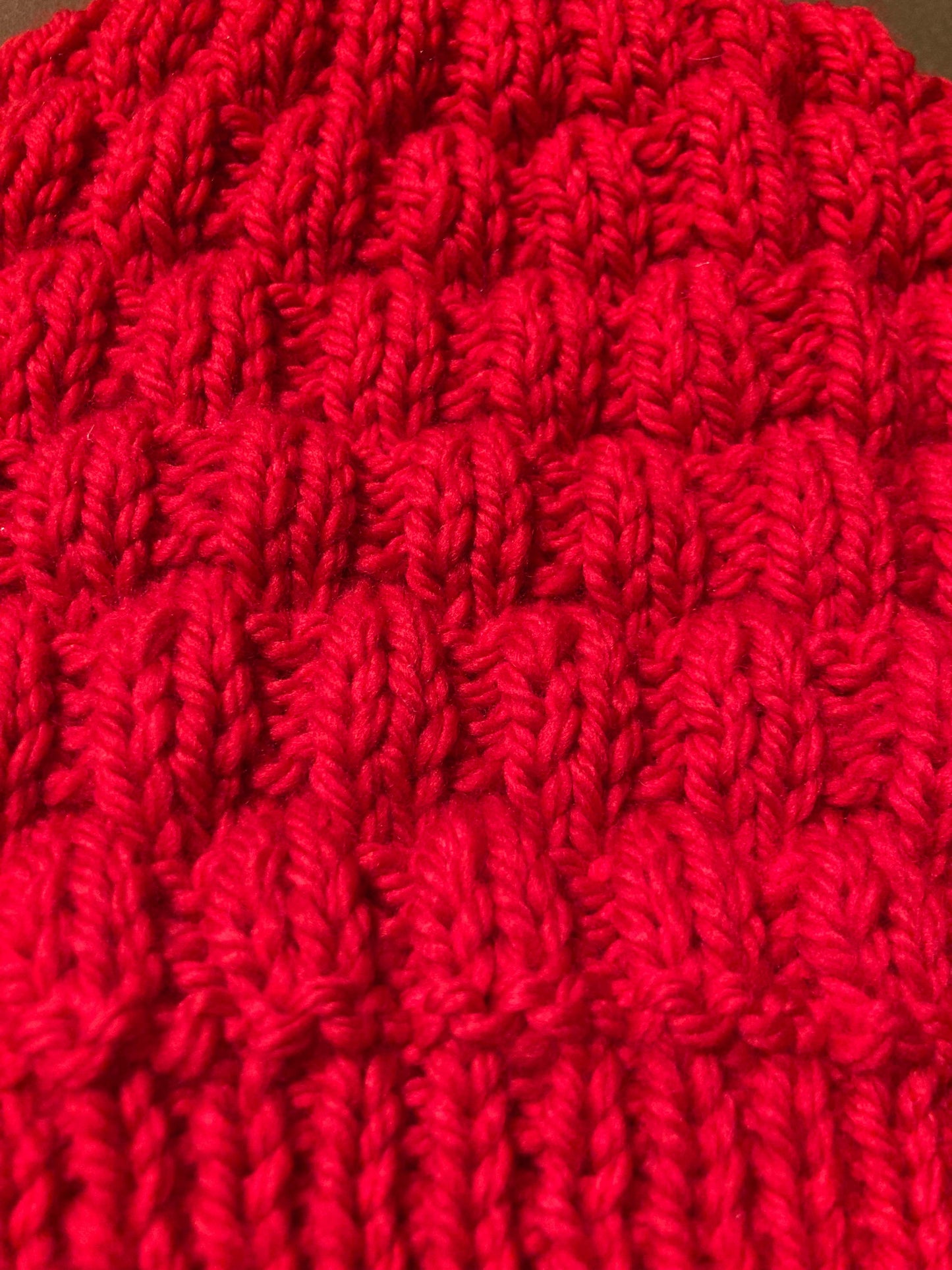 Handgestrickte Rote Merino Mütze – Design mit Schmetterlingskukon-Flair - AyWool