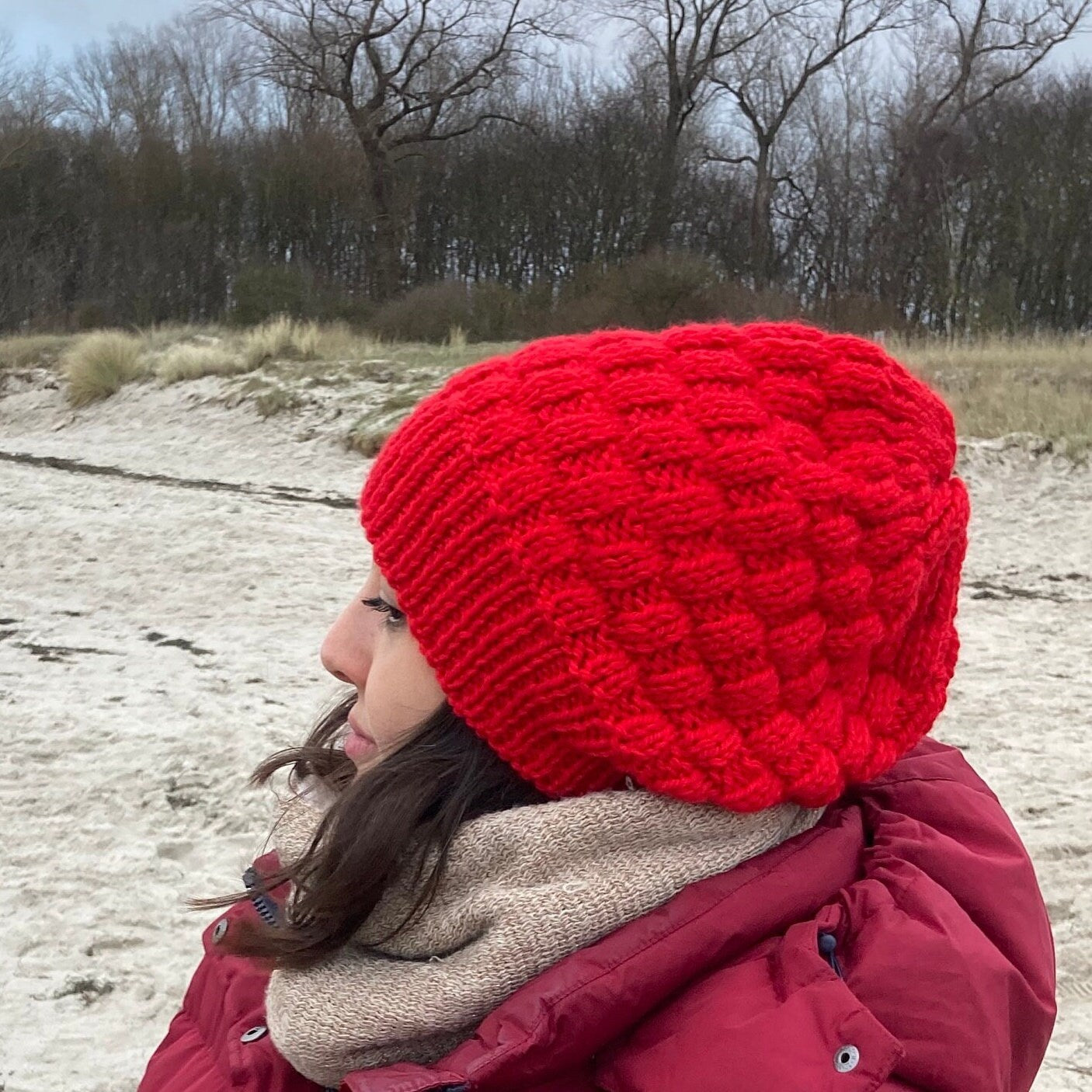 Handgestrickte Rote Merino Mütze – Design mit Schmetterlingskukon-Flair - AyWool