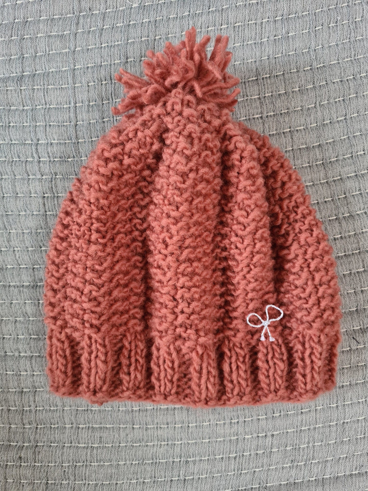 Hangestrickte Rosé Wollmütze mit Liebe zum Detail – Reiskornmuster und selbstgemachter Bommel - AyWool