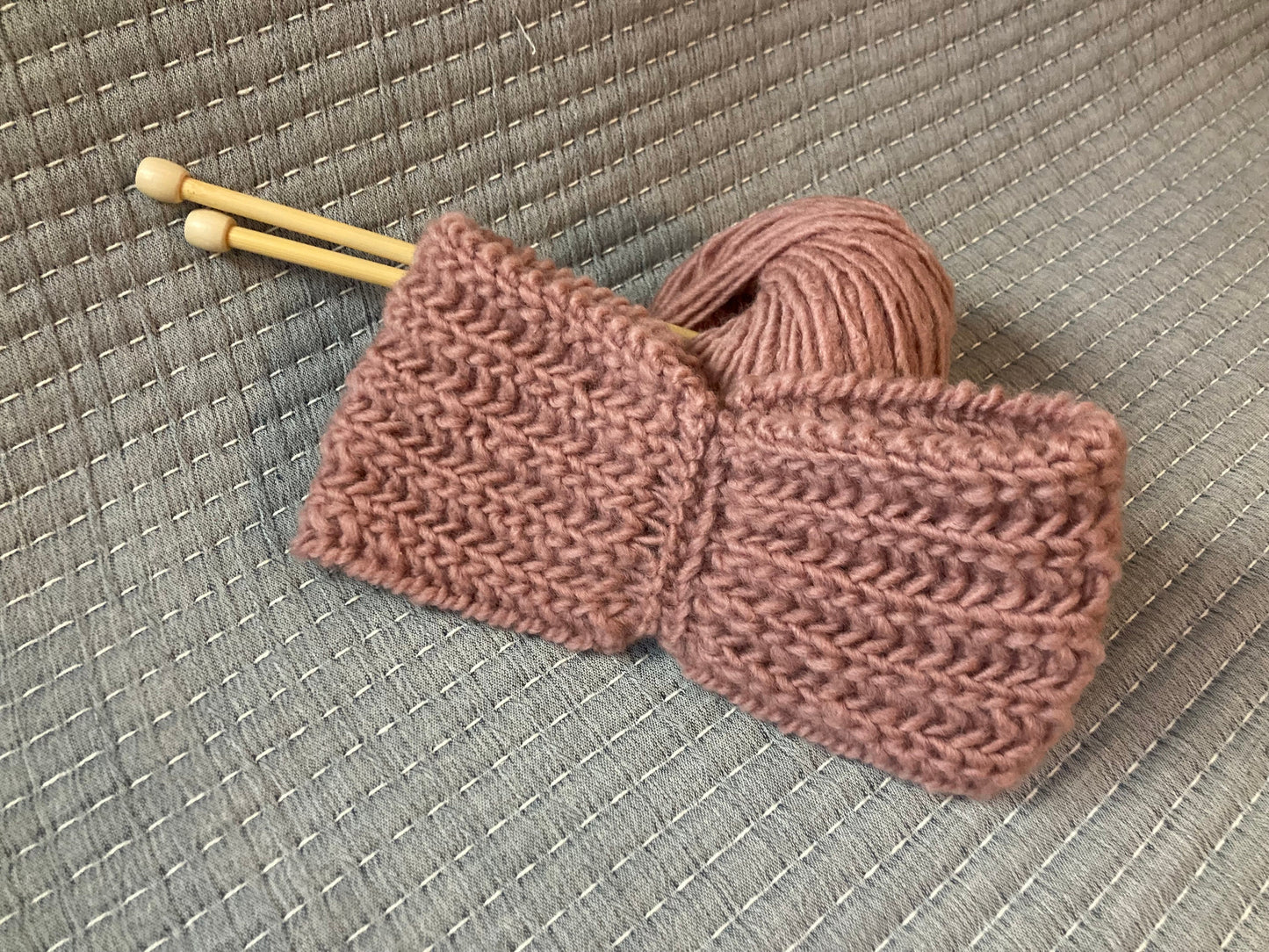 Handgestricktes Stirnband aus 100% Schurwolle in zartem Rosé - AyWool