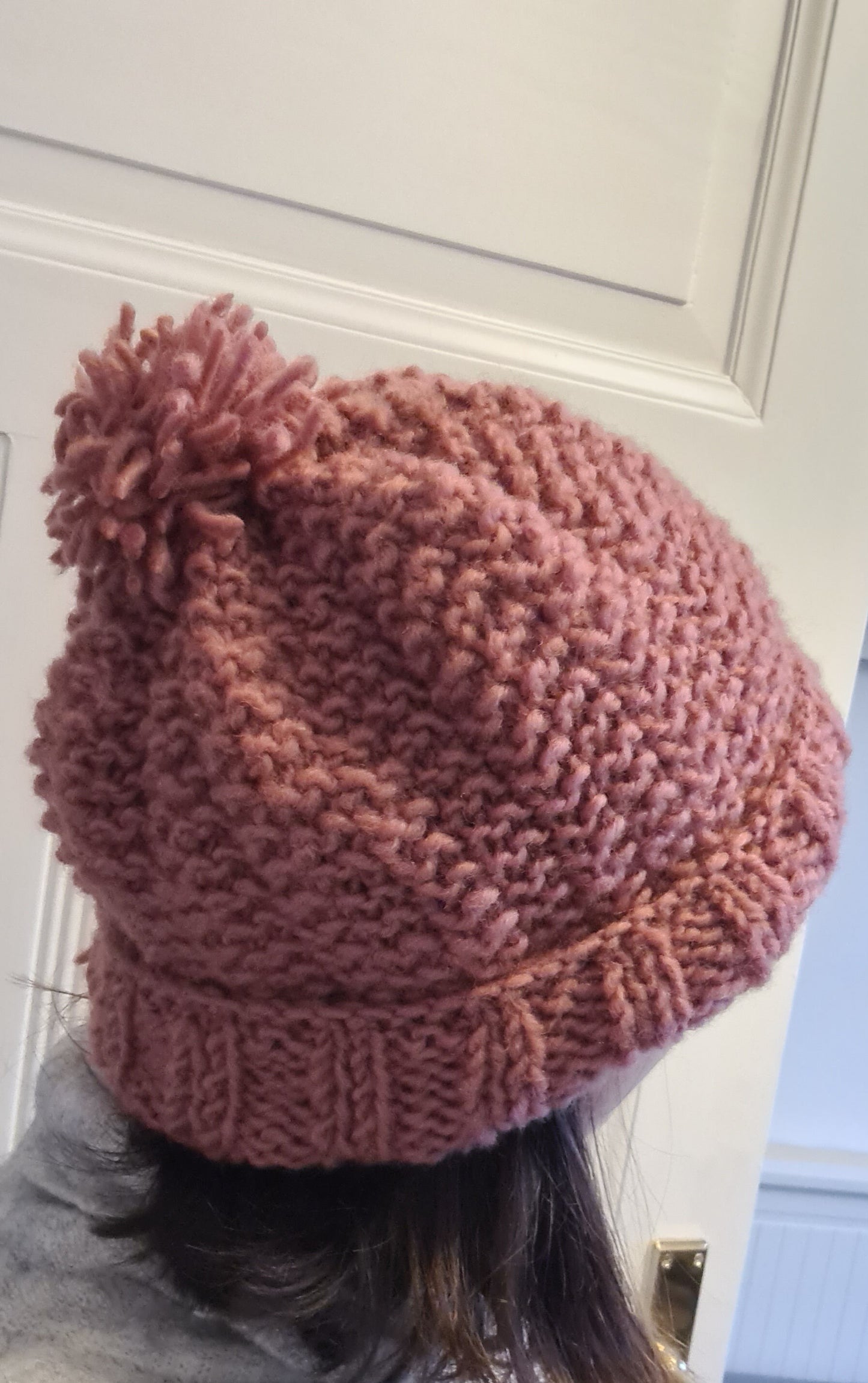 Hangestrickte Rosé Wollmütze mit Liebe zum Detail – Reiskornmuster und selbstgemachter Bommel - AyWool