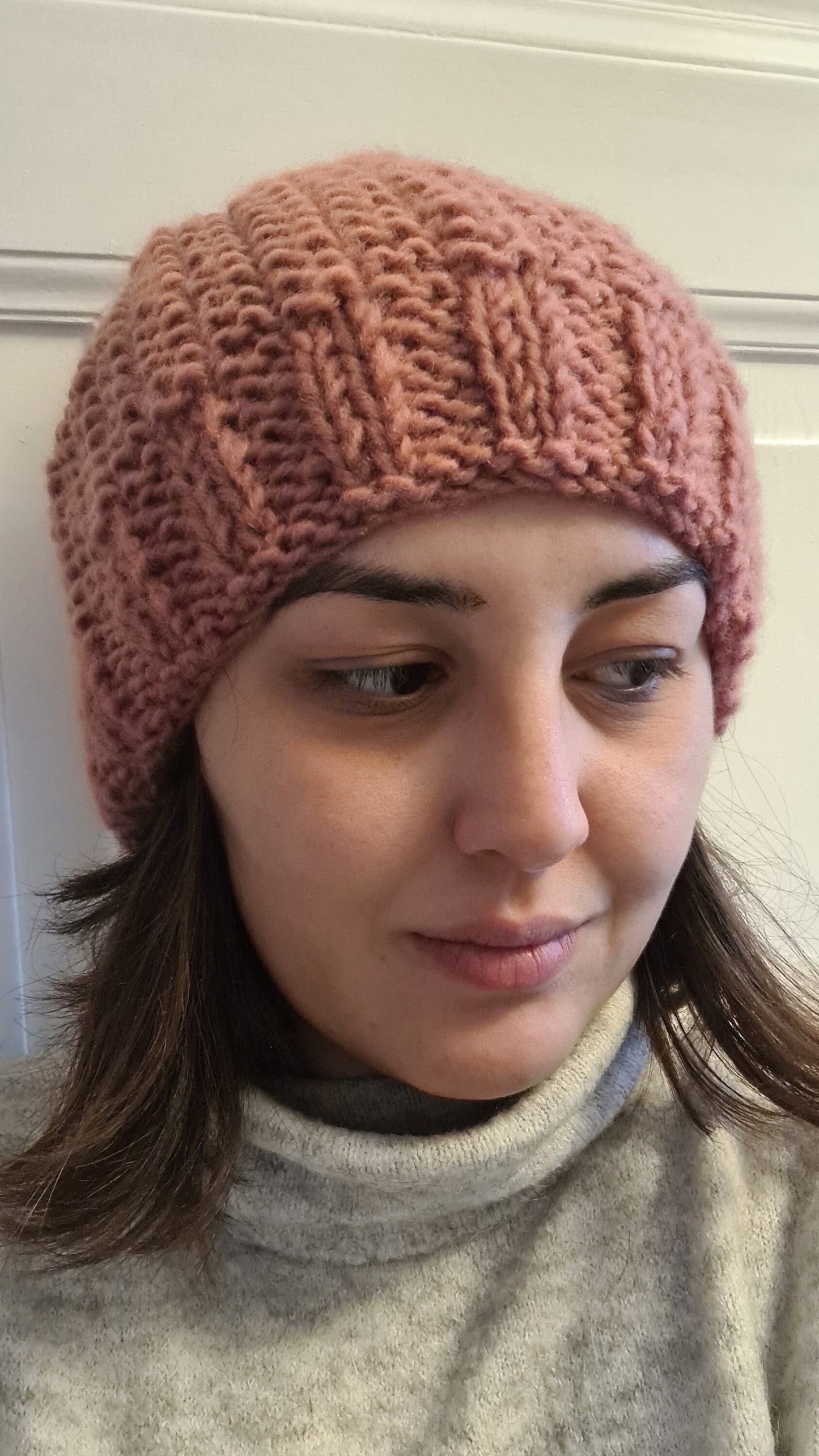 Hangestrickte Rosé Wollmütze mit Liebe zum Detail – Reiskornmuster und selbstgemachter Bommel - AyWool