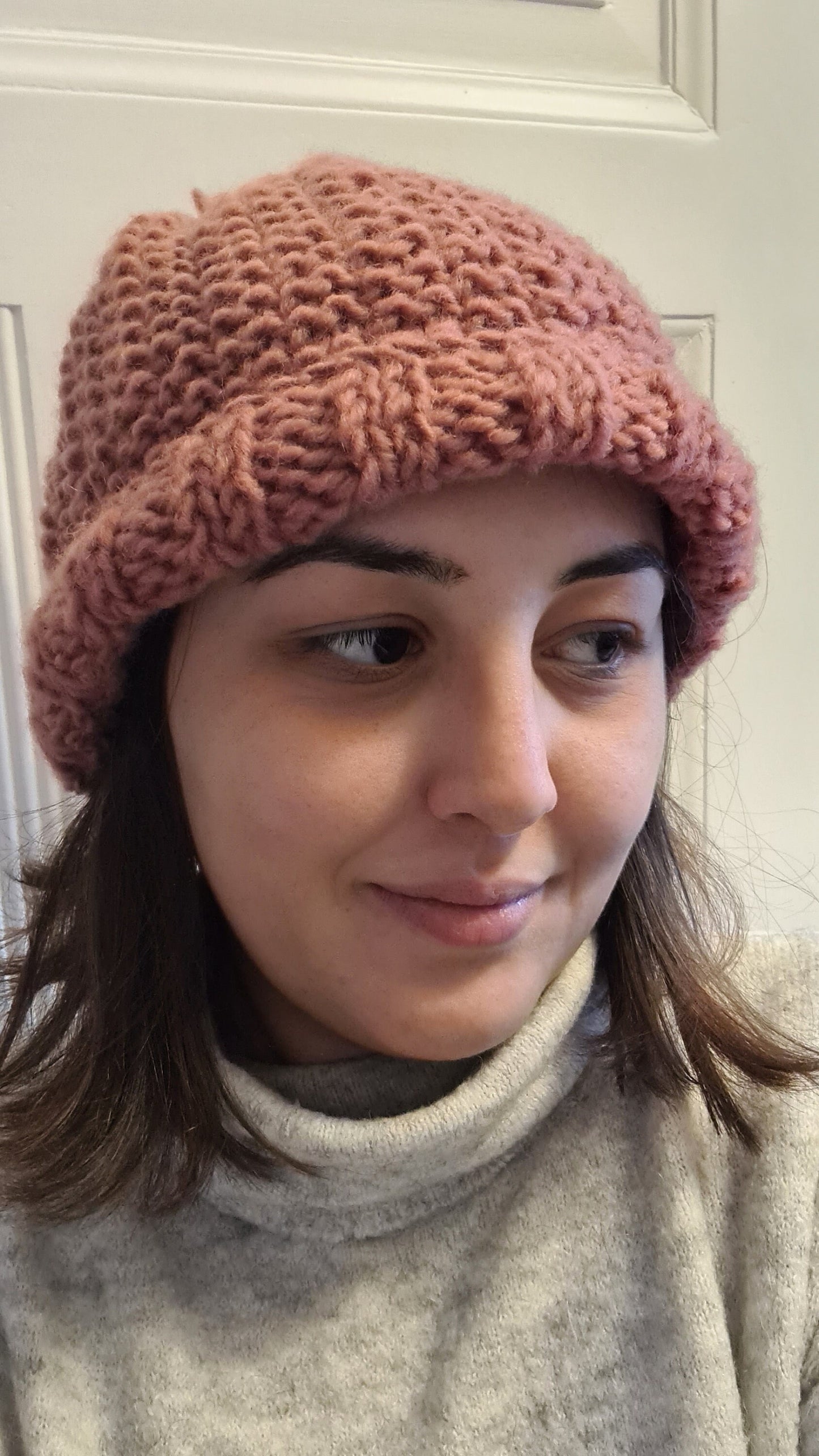 Hangestrickte Rosé Wollmütze mit Liebe zum Detail – Reiskornmuster und selbstgemachter Bommel - AyWool