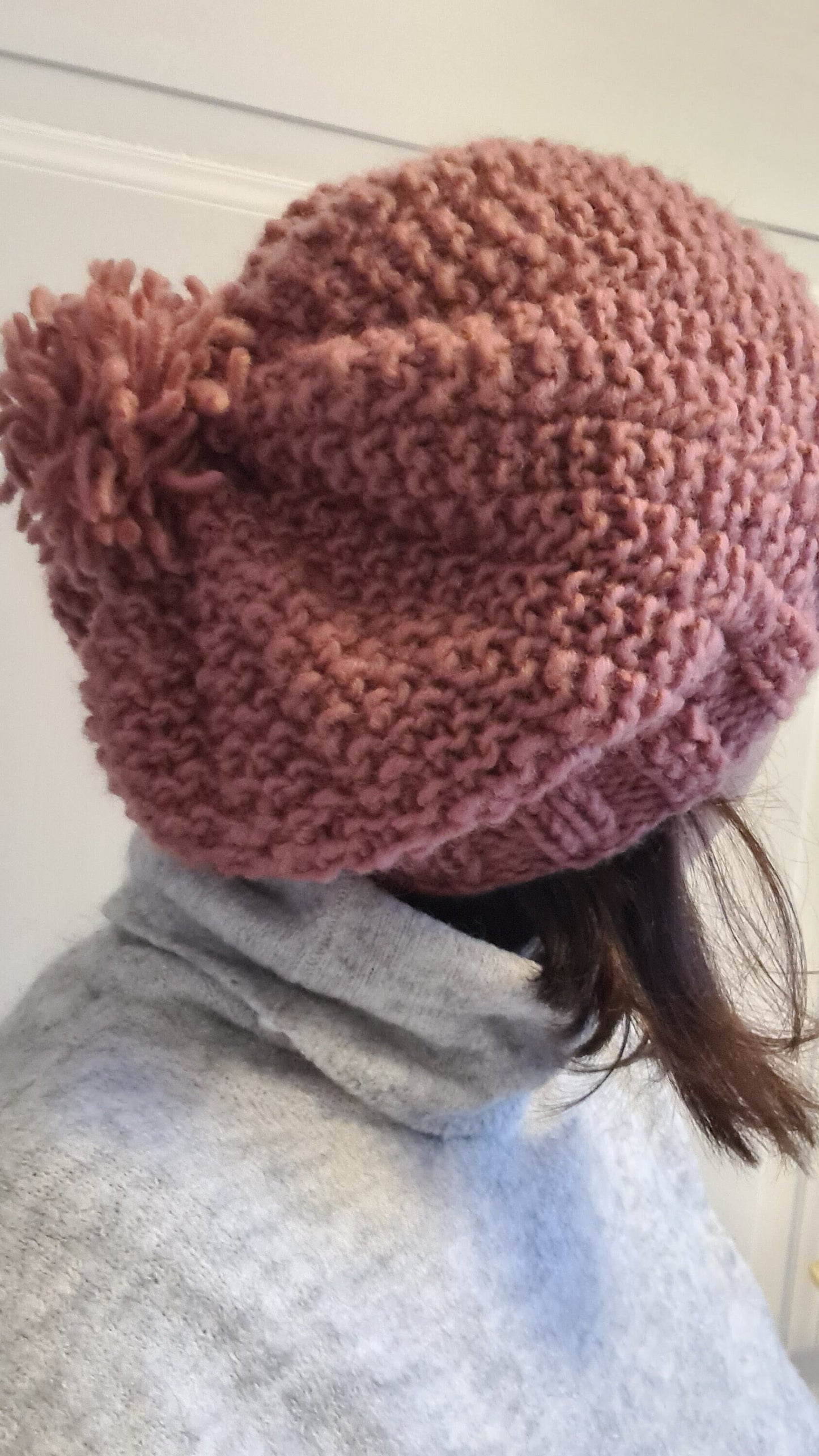 Hangestrickte Rosé Wollmütze mit Liebe zum Detail – Reiskornmuster und selbstgemachter Bommel - AyWool