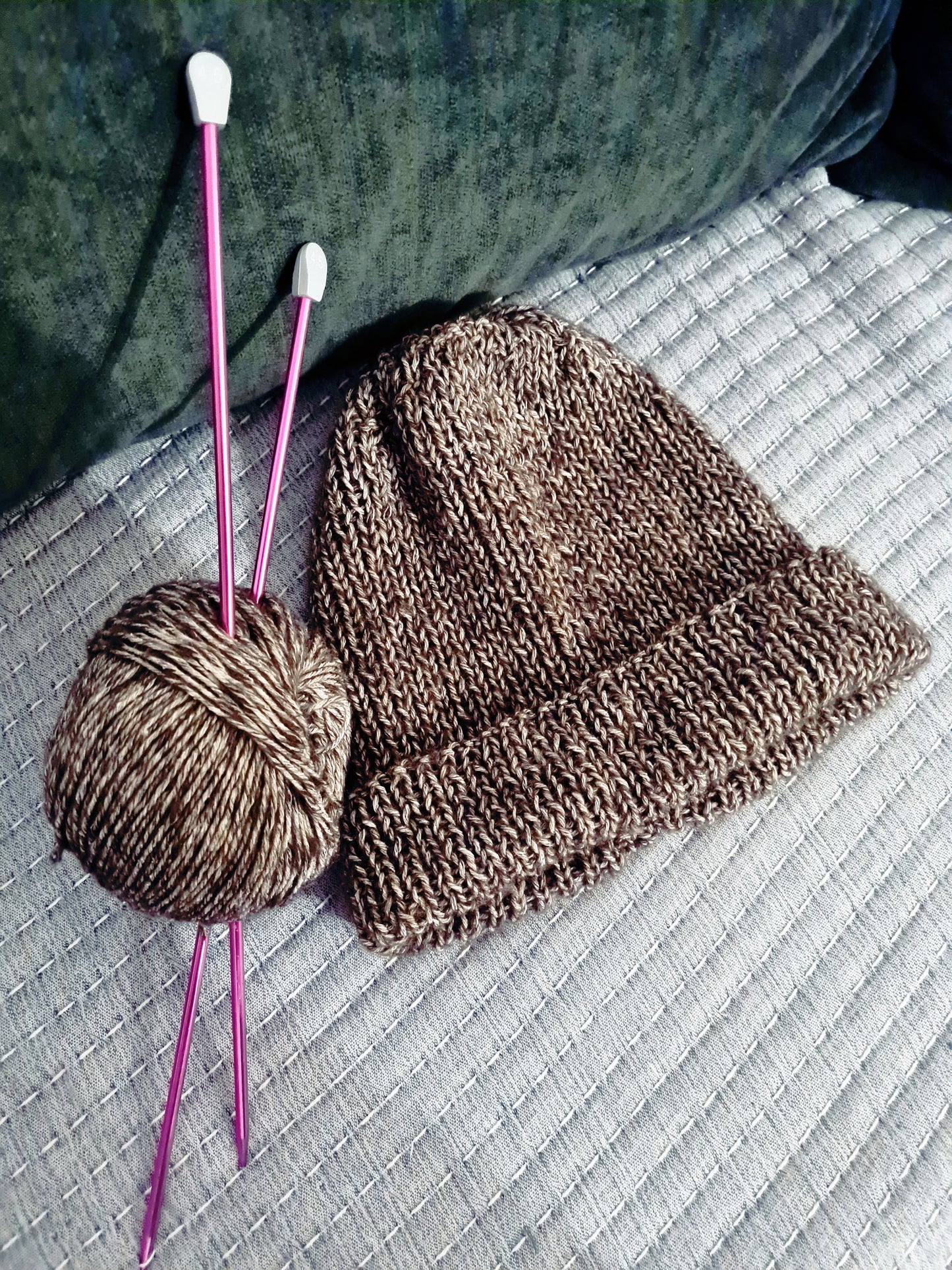 Handgestrickte Unisex Mütze aus Seide und Merino Schurwolle in Braun Meliert - AyWool