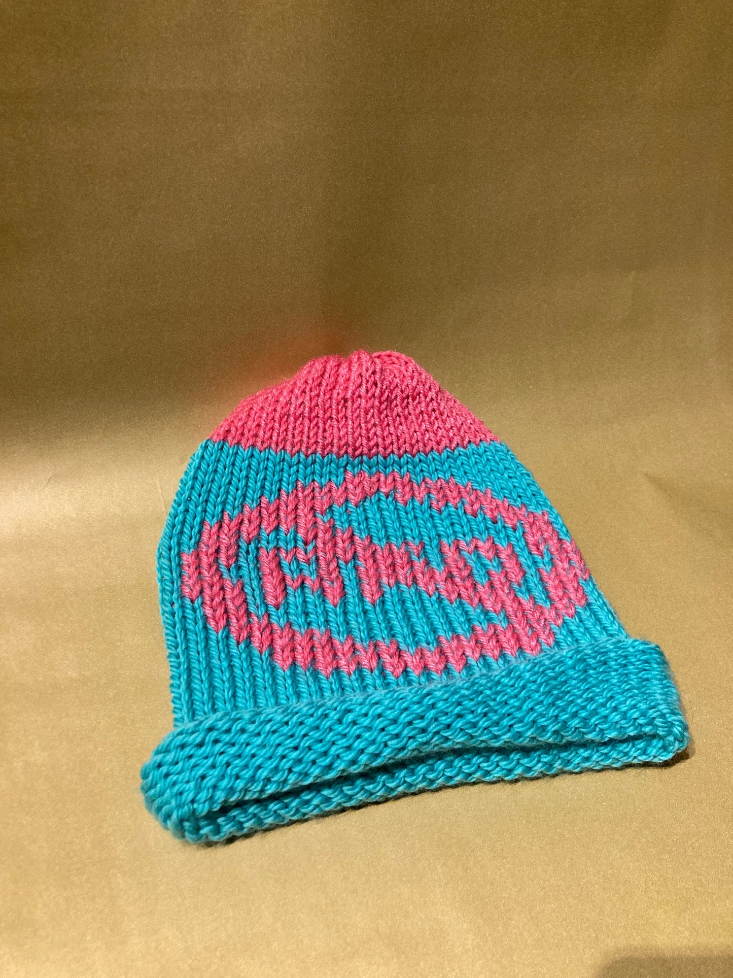 Handgestrickte Solidarität – Mütze mit durchgestrichenem AFD Logo - AyWool