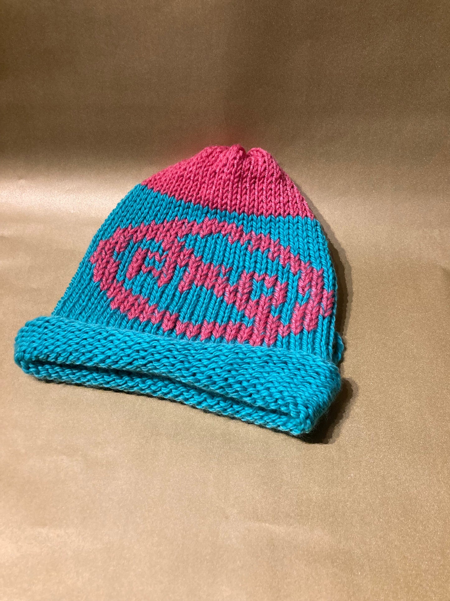 Handgestrickte Solidarität – Mütze mit durchgestrichenem AFD Logo - AyWool