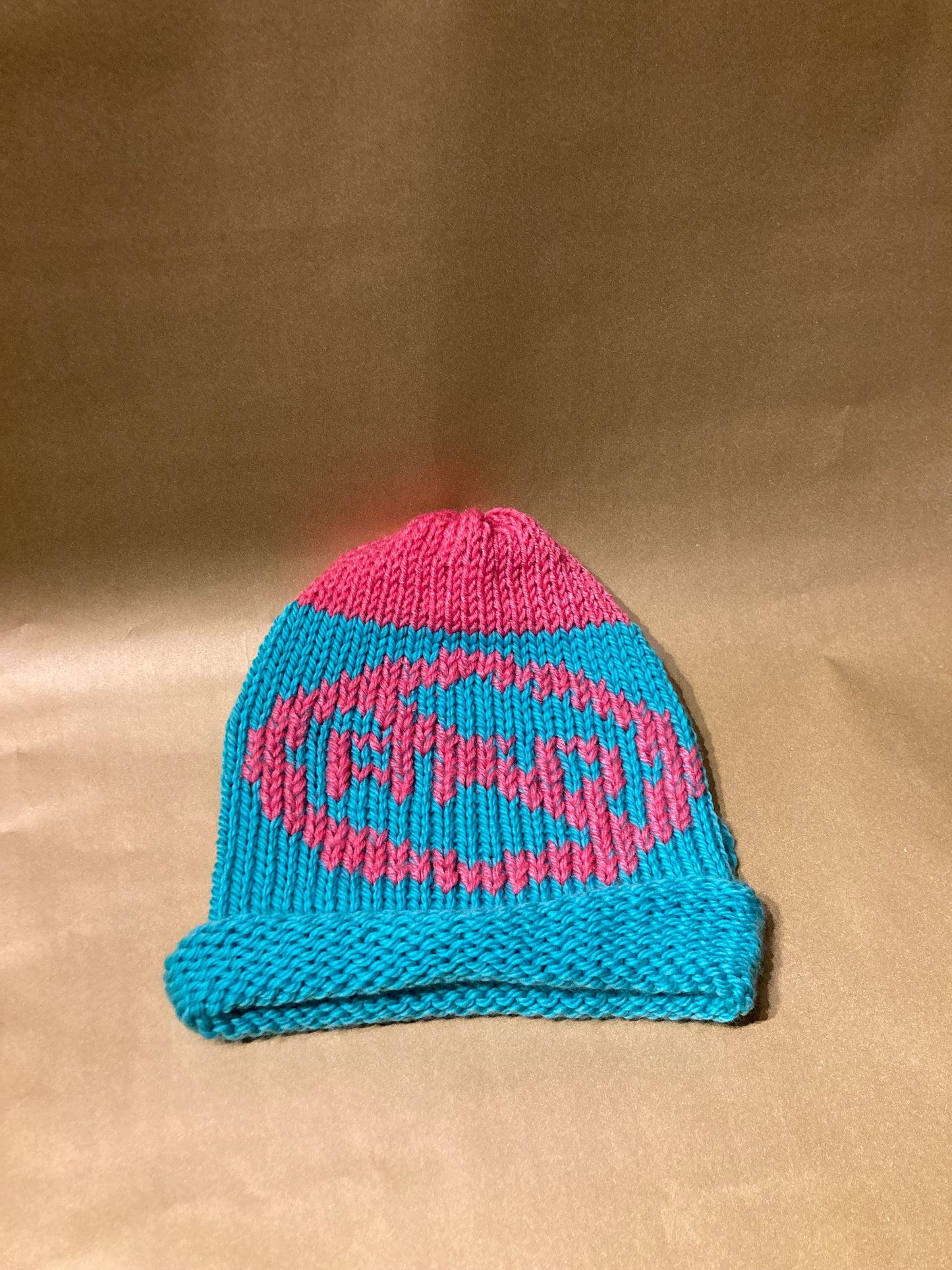 Handgestrickte Solidarität – Mütze mit durchgestrichenem AFD Logo - AyWool